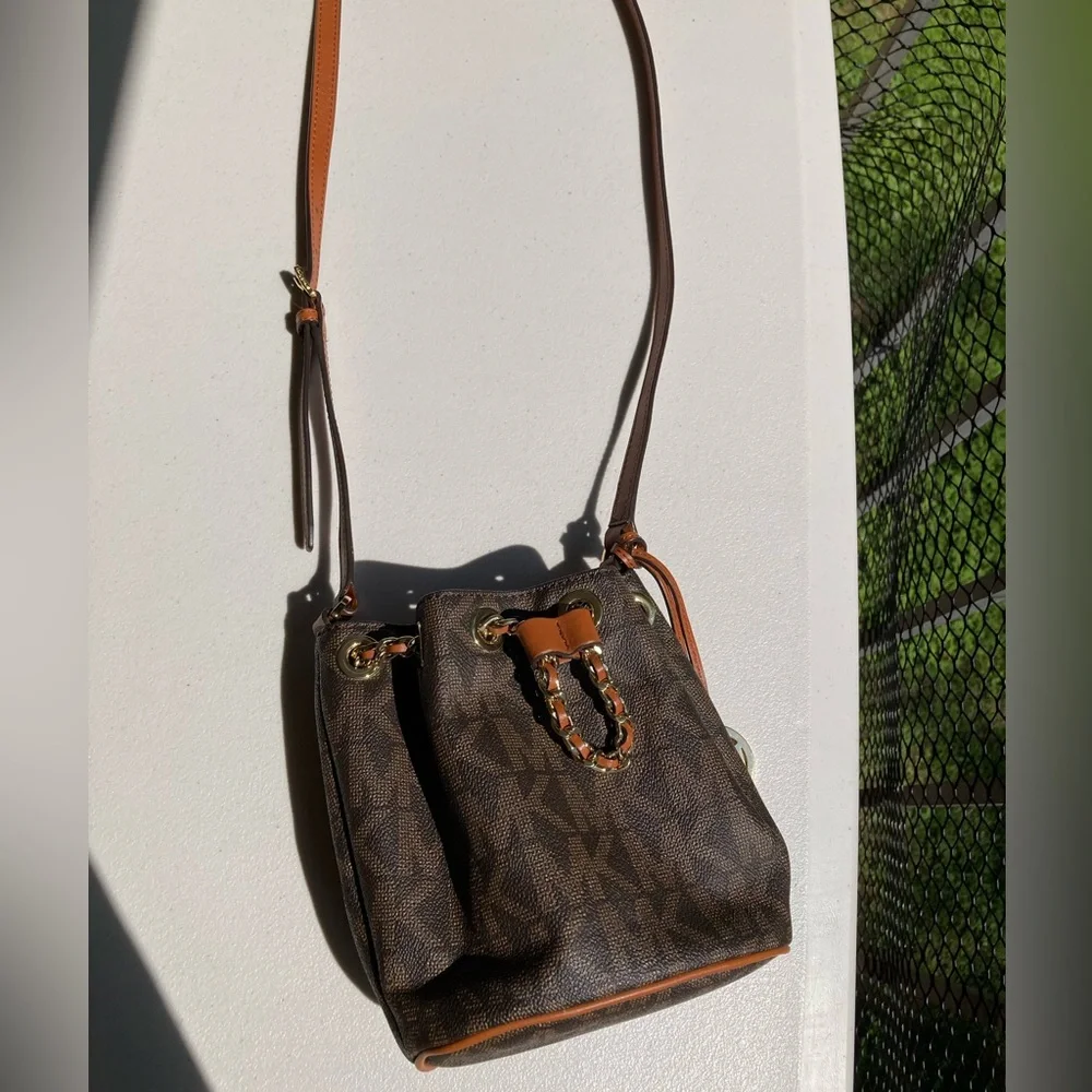 Michael Kors Brown Bucket Bag Crossbody Purse Gold Chain - Picture 4 of 17